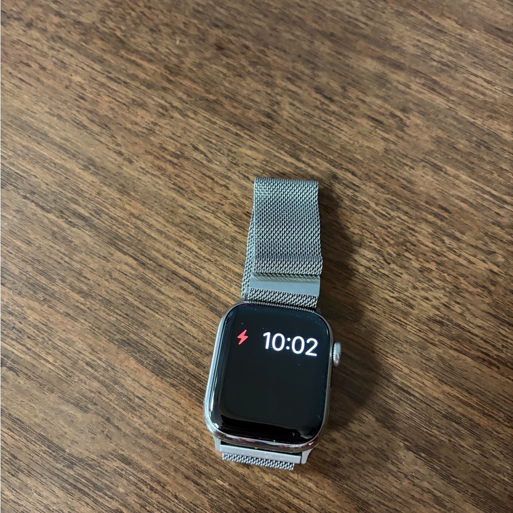 Apple Watch Series 8 (41 mm) in Silver Stainless Steel with a Silver Loop Band